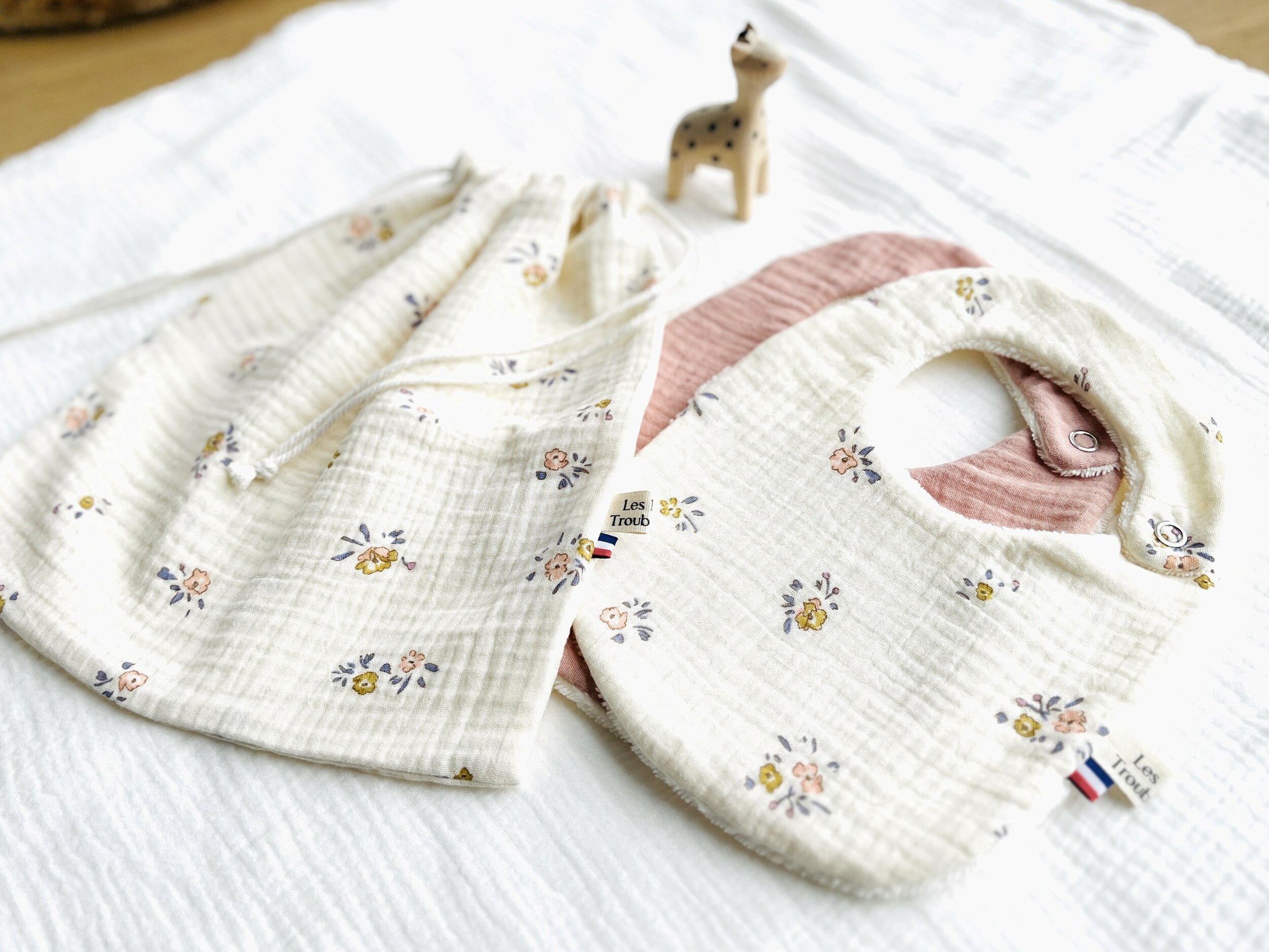 coffret cadeau naissance ESSENTIEL un pochon 2 bavoirs double gaze fleurie