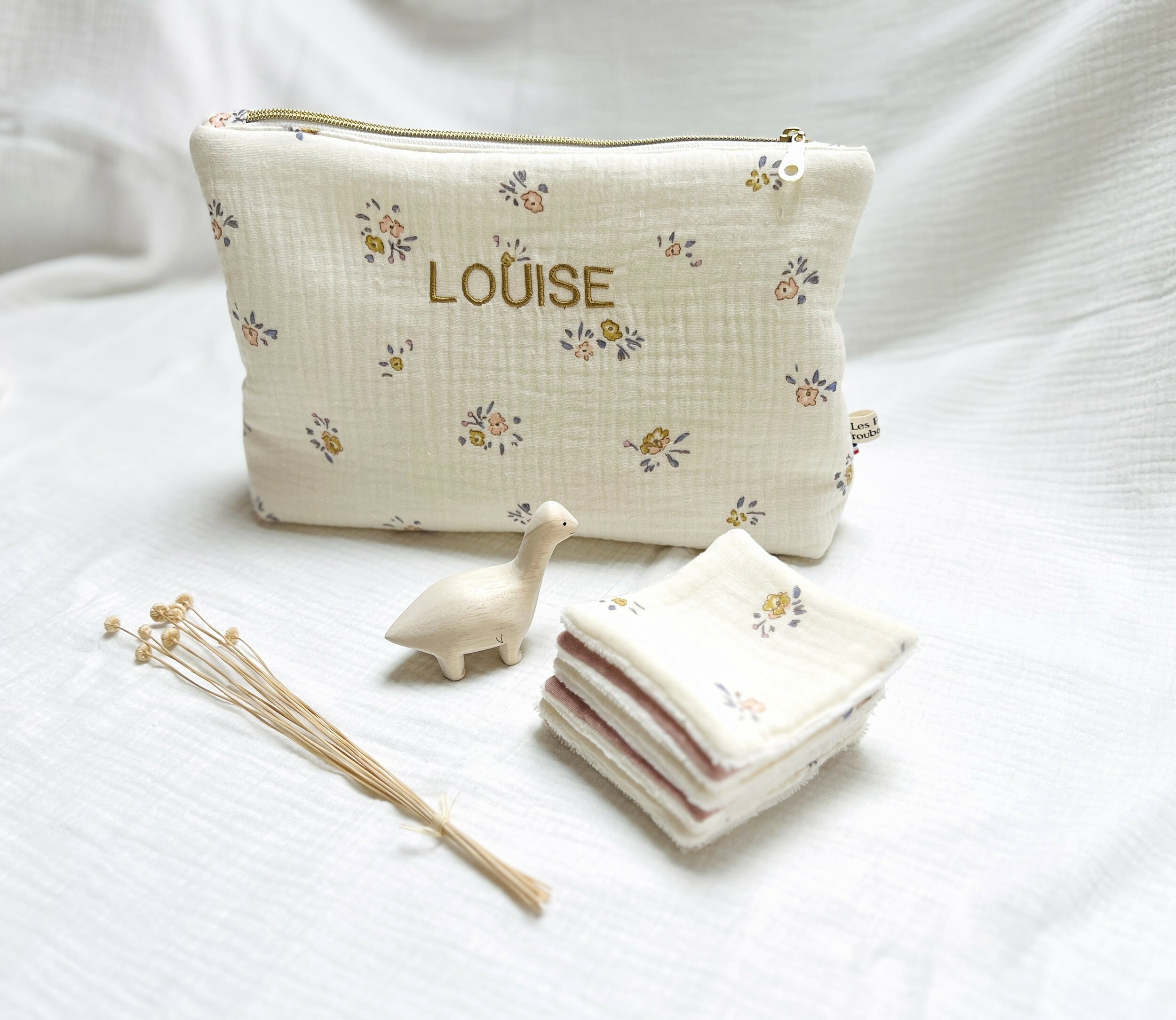 coffret BIENVENUE trousse de toilette et lot de lingettes double gaze fleurie