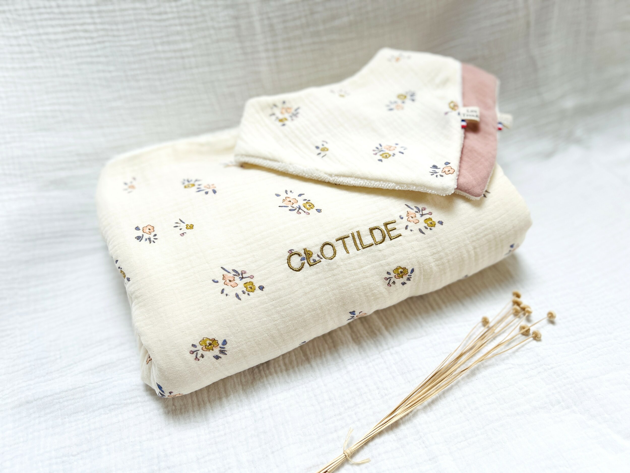 coffret signature cadeau naissance double gaze fleurie couverture et deux bavoirs bandana