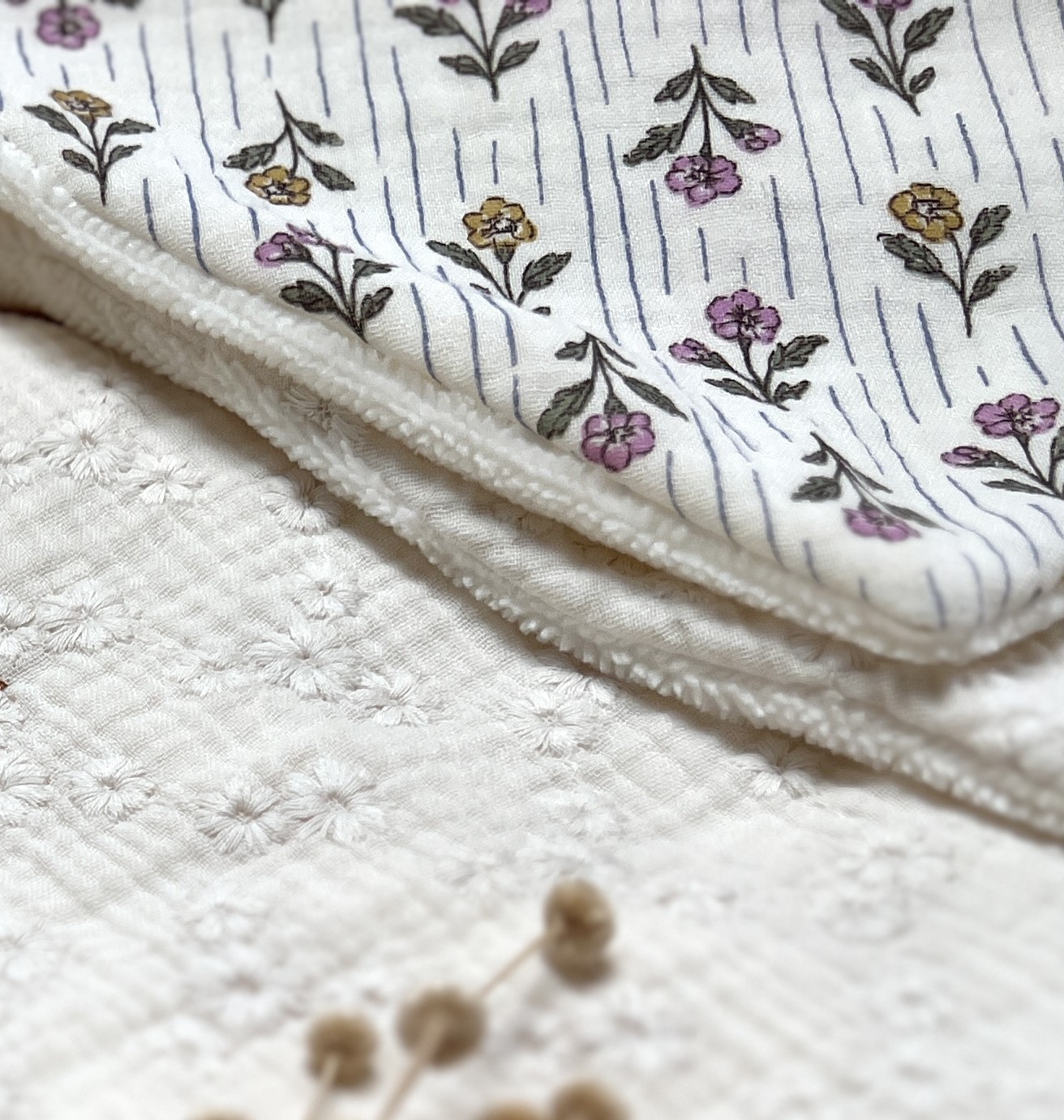 coffret premium cape de bain trousse de toilette lingettes double gaze brodée écrue