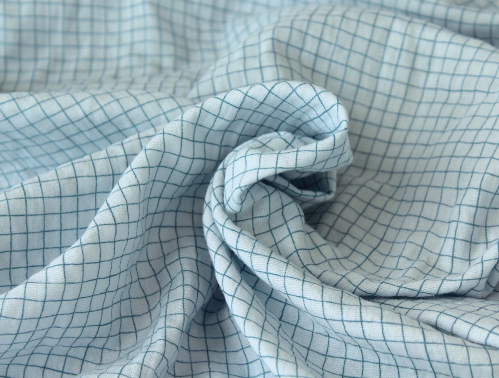 double gaze de coton bleu poudre a petits carreaux