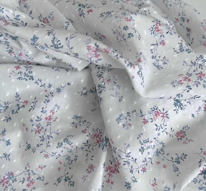 coline plumetis de coton parme imprime fleuri bleu et rose