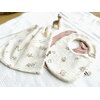 coffret cadeau naissance ESSENTIEL un pochon 2 bavoirs double gaze fleurie