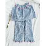 ensemble blouse pantalon seersucker rayé marine et roulotté rose fluo