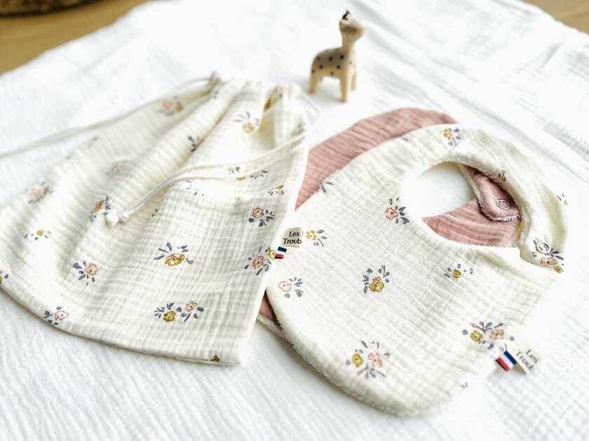 coffret cadeau naissance ESSENTIEL un pochon 2 bavoirs double gaze fleurie