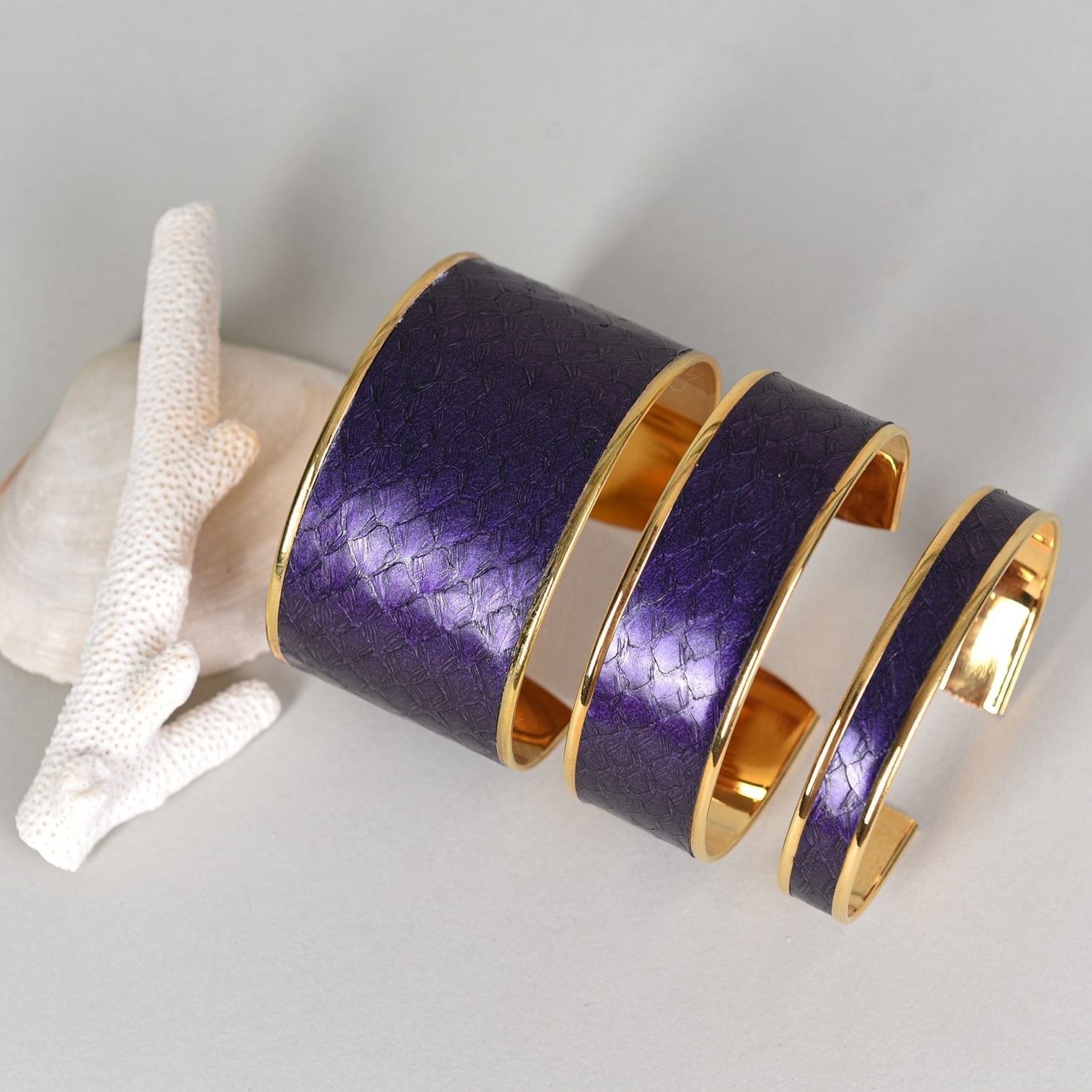 largeur-bracelet-manchette-cuir-saumon-metallise-violet