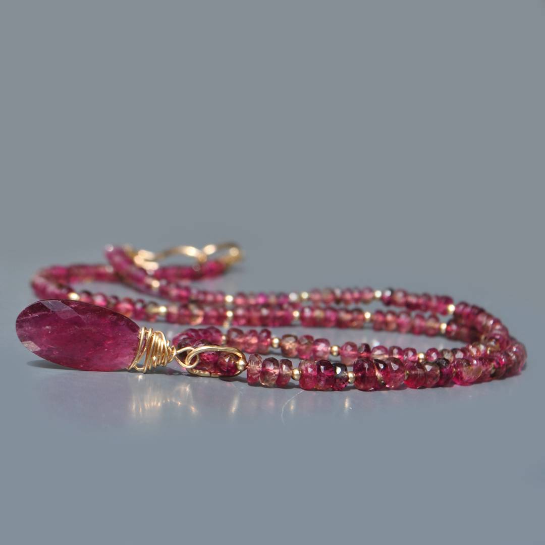 Tourmaline : couleurs, variétés, symbolique et bijoux