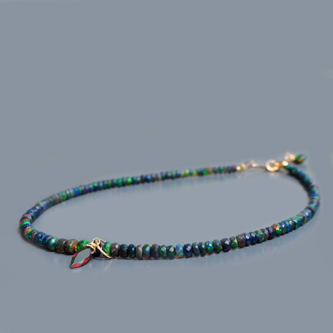 collier opale noir taillée marquise-2