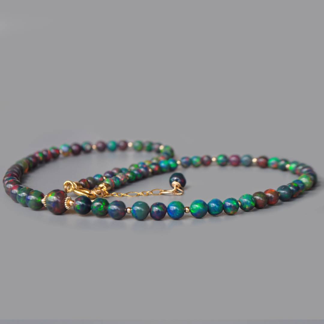 Collier opale noire perles boules