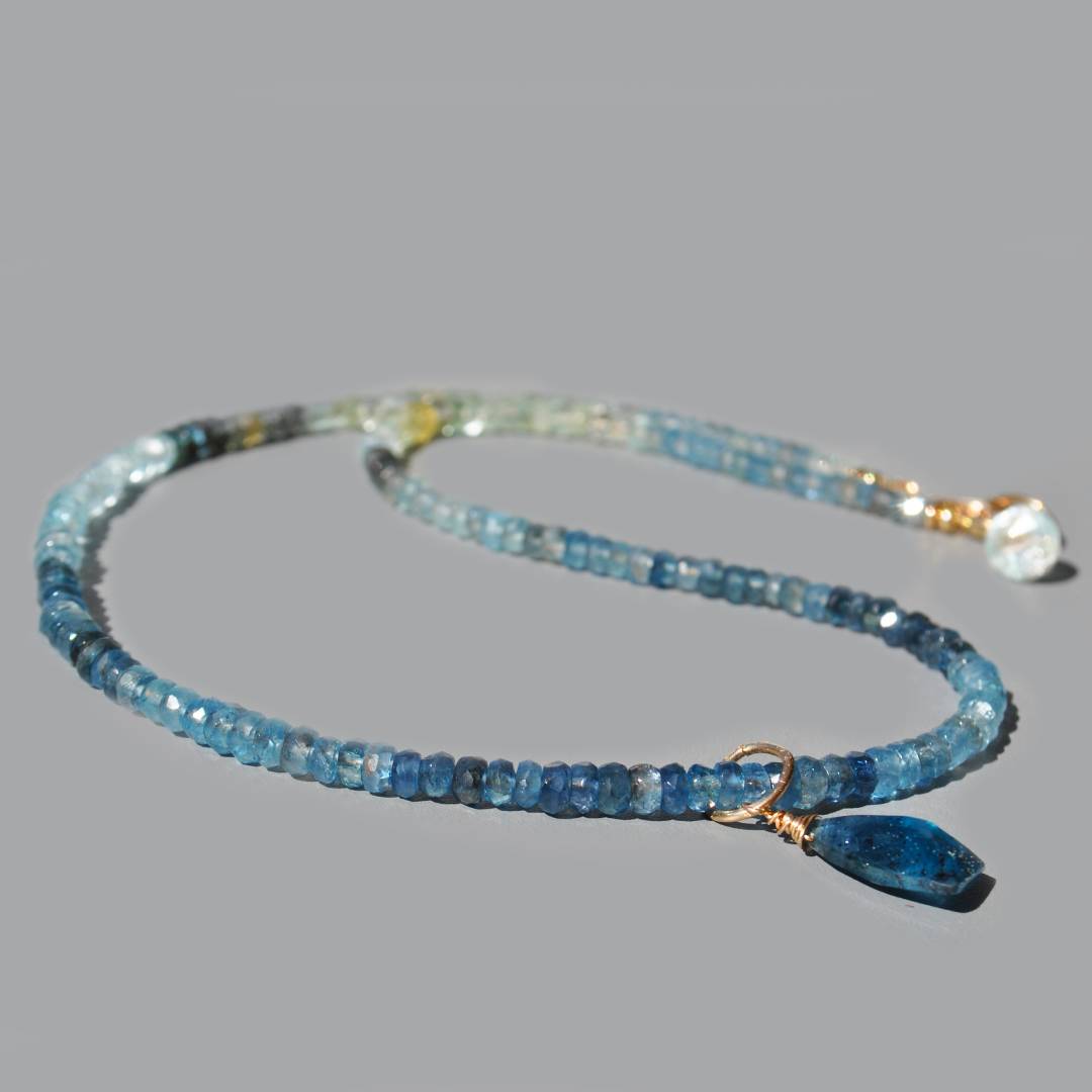 collier pendentif aigue marine bleue foncé