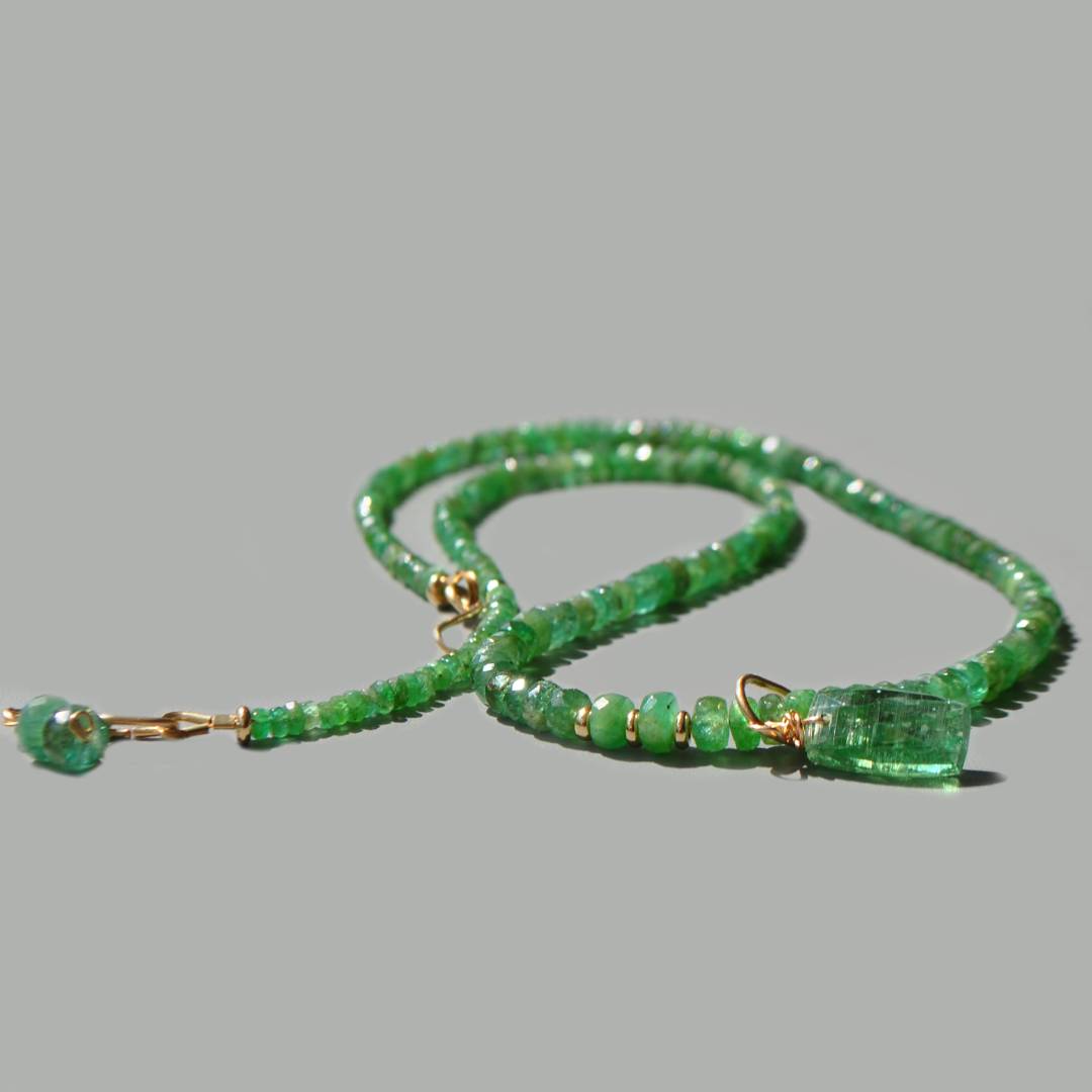 collier emeraude pendentif Cyanite verte-8