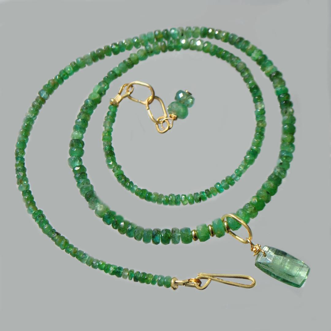 collier emeraude pendentif Cyanite verte-3