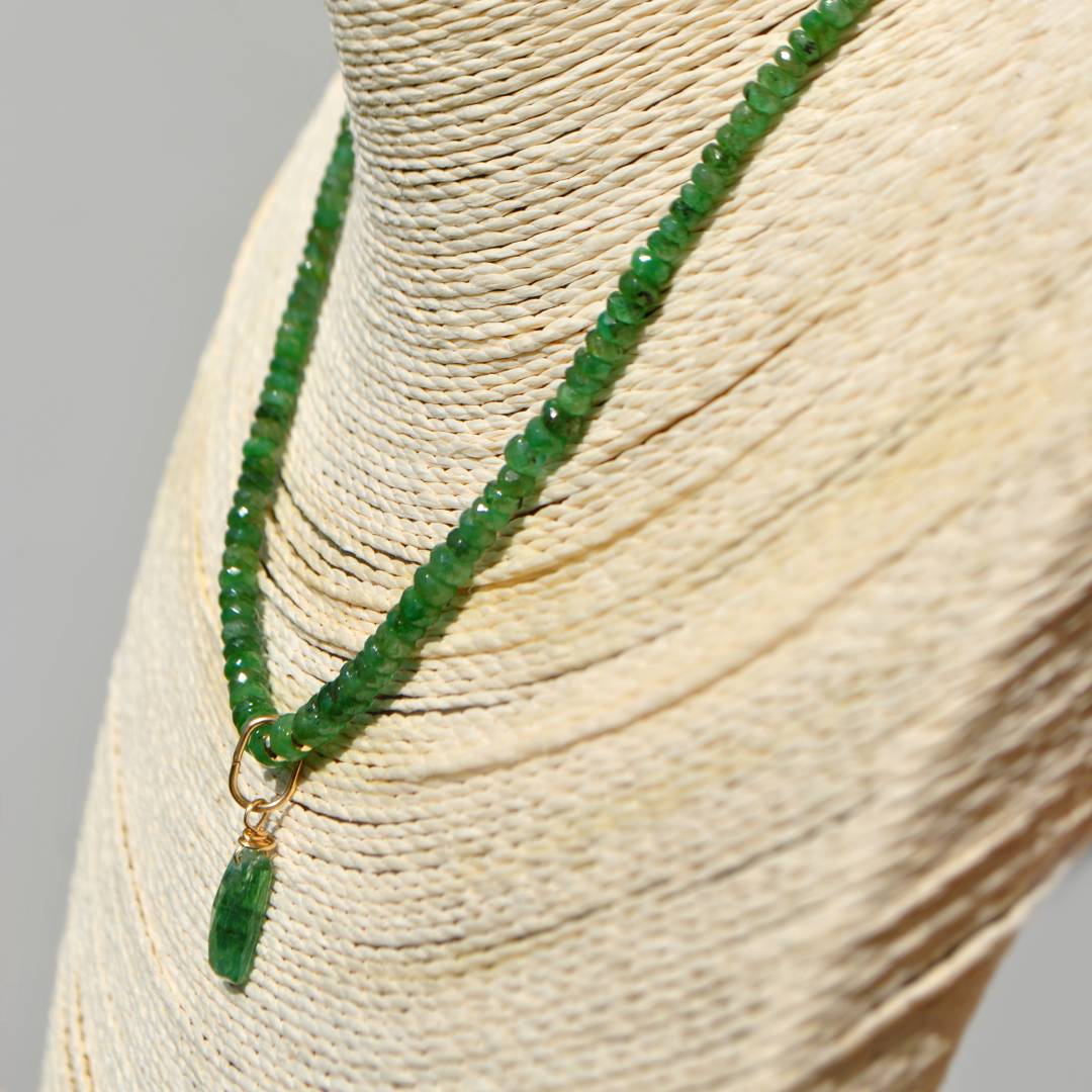 collier emeraude pendentif Cyanite verte-7