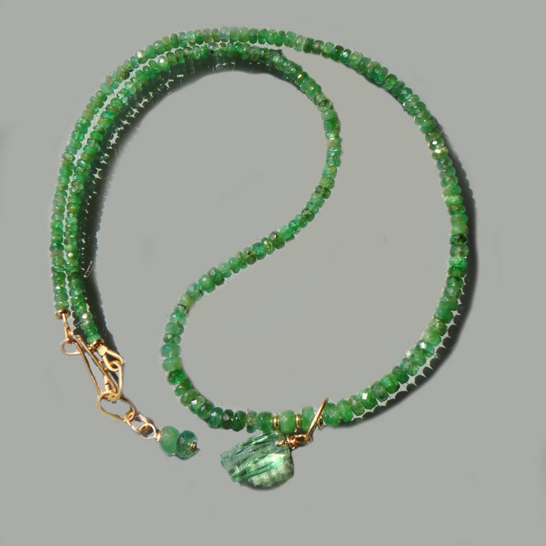 collier emeraude pendentif Cyanite verte