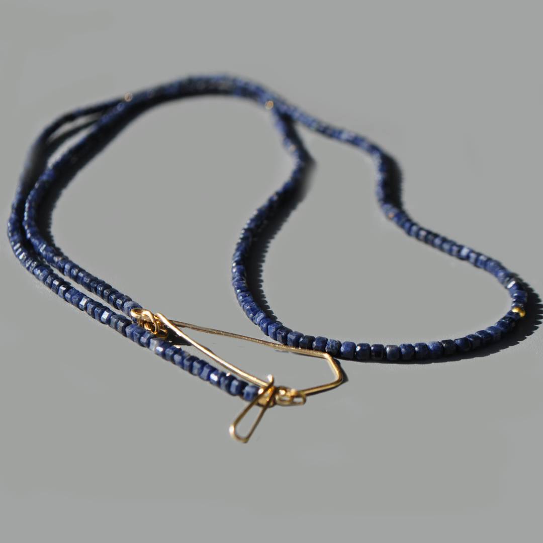 sautoir or et saphir bleu
