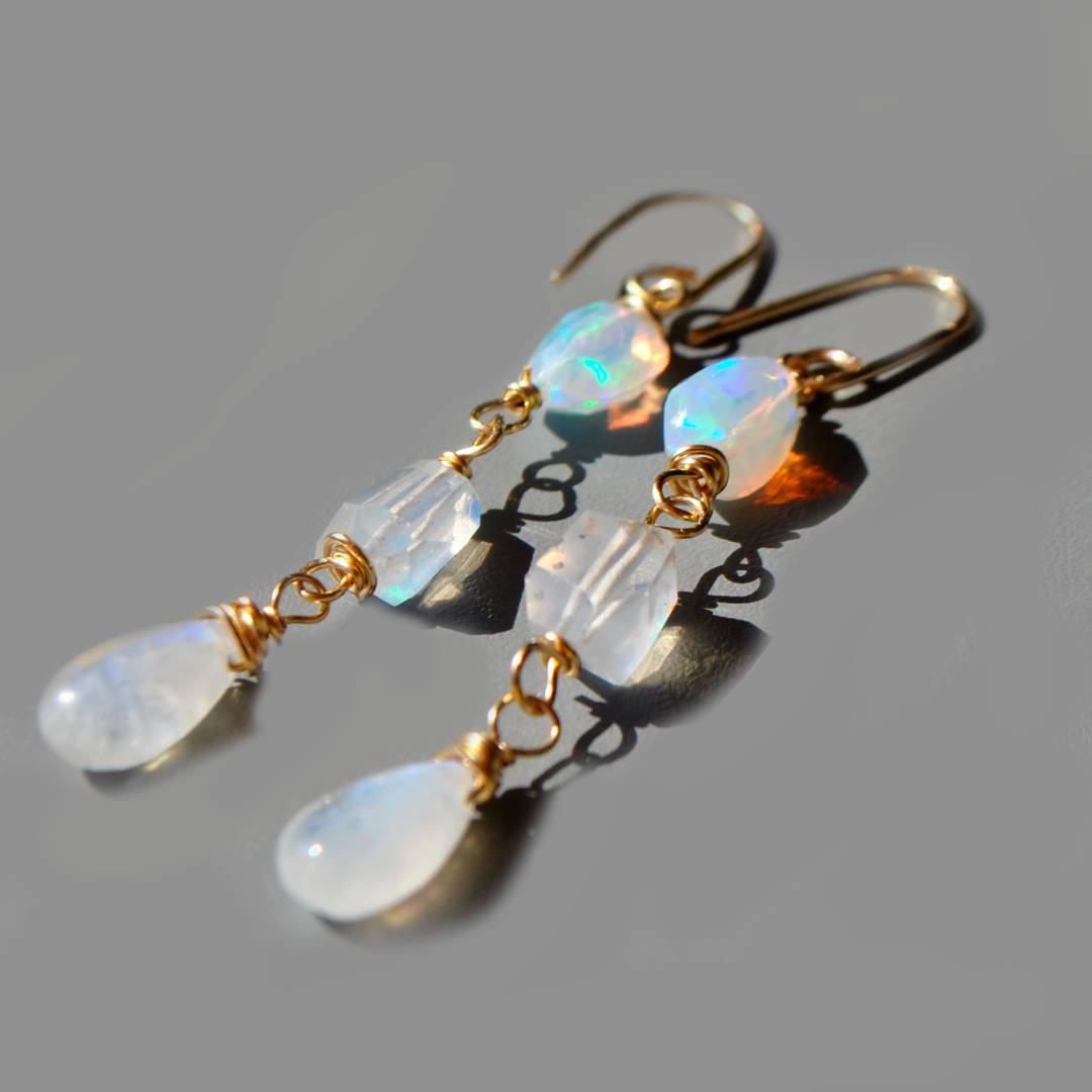 boucles oreilles pendante opale pierre de lune ARC-1
