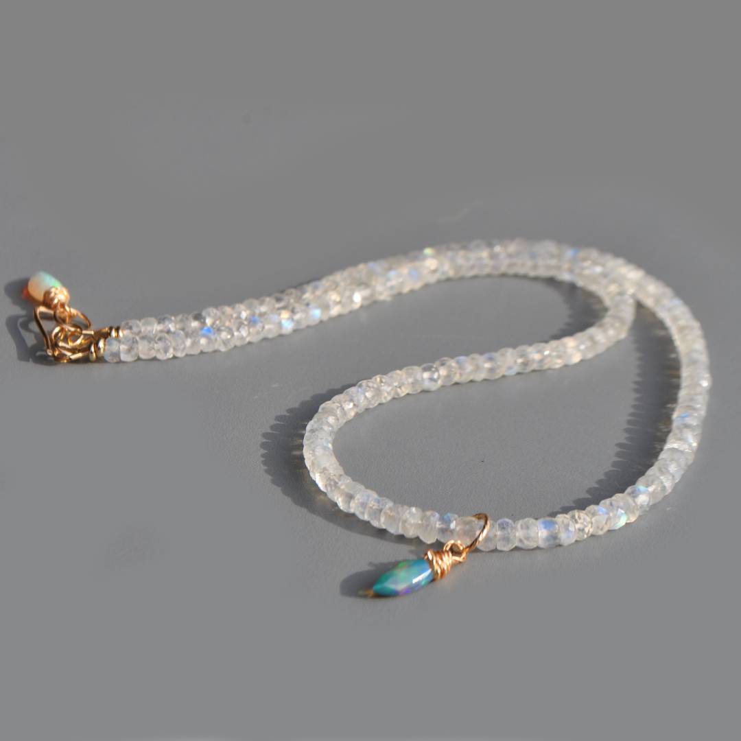 collier pierre de lune arc en ciel opale noire