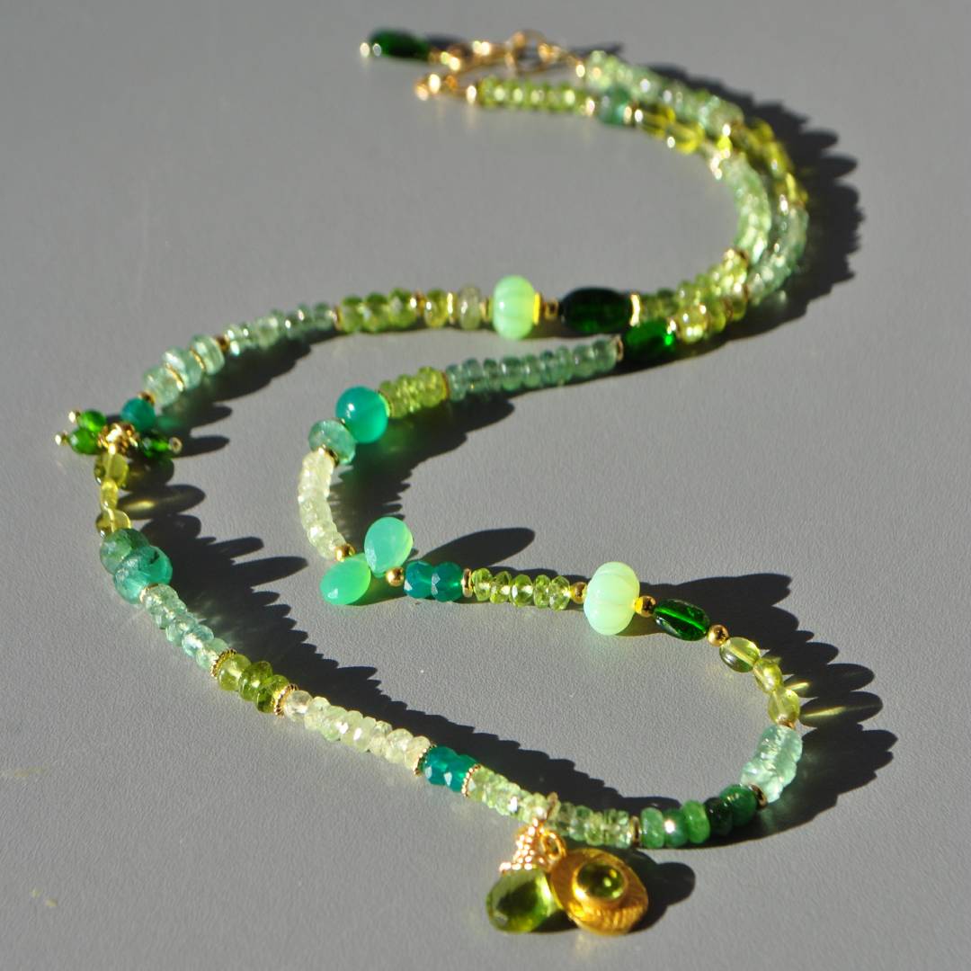 collier mi long pierres vertes or-5