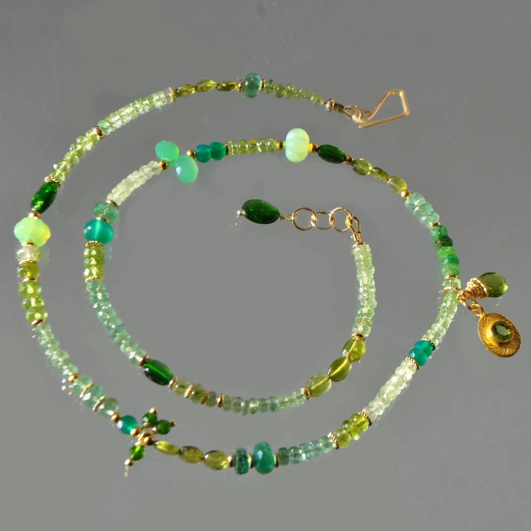 collier mi long pierres vertes or-2