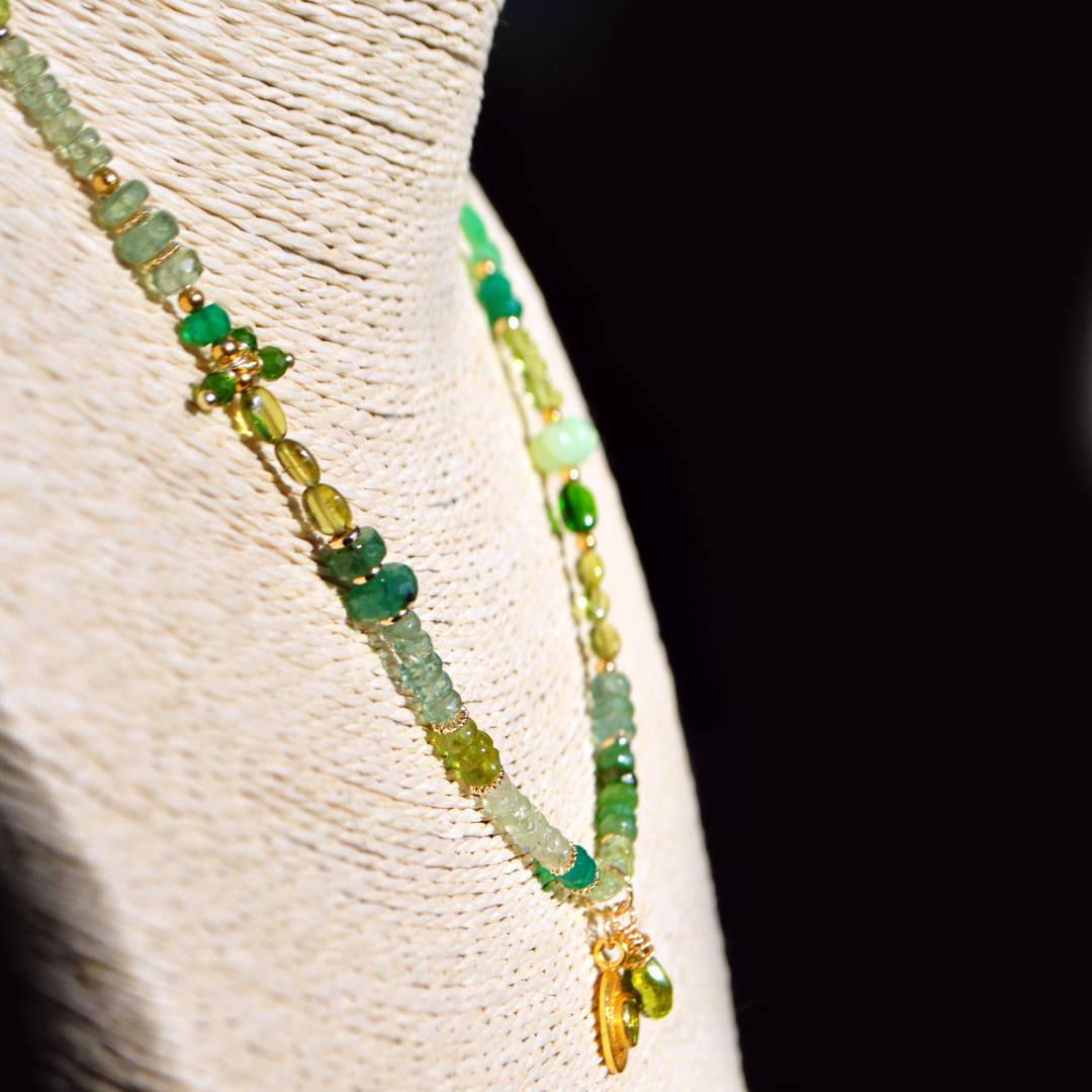collier mi long pierres vertes or-8