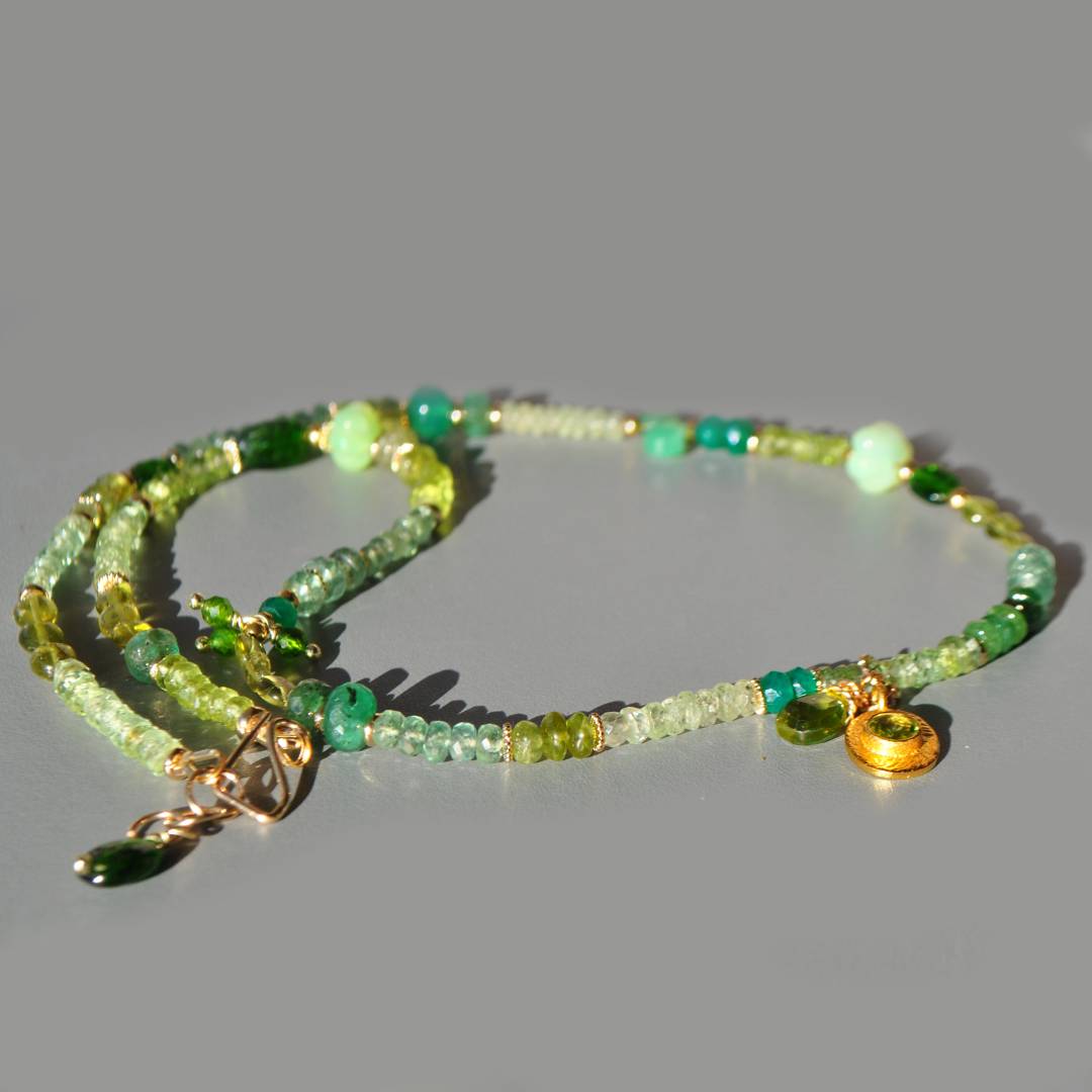 collier mi long pierres vertes or