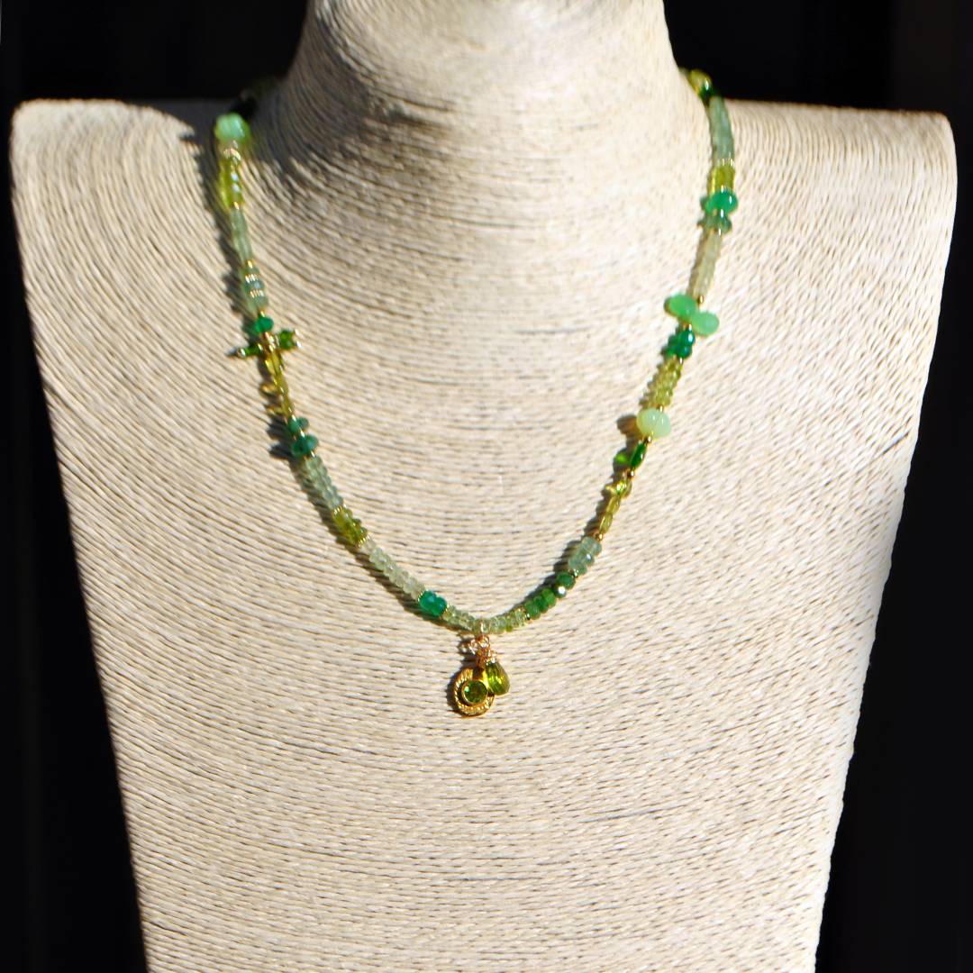 collier mi long pierres vertes or-9
