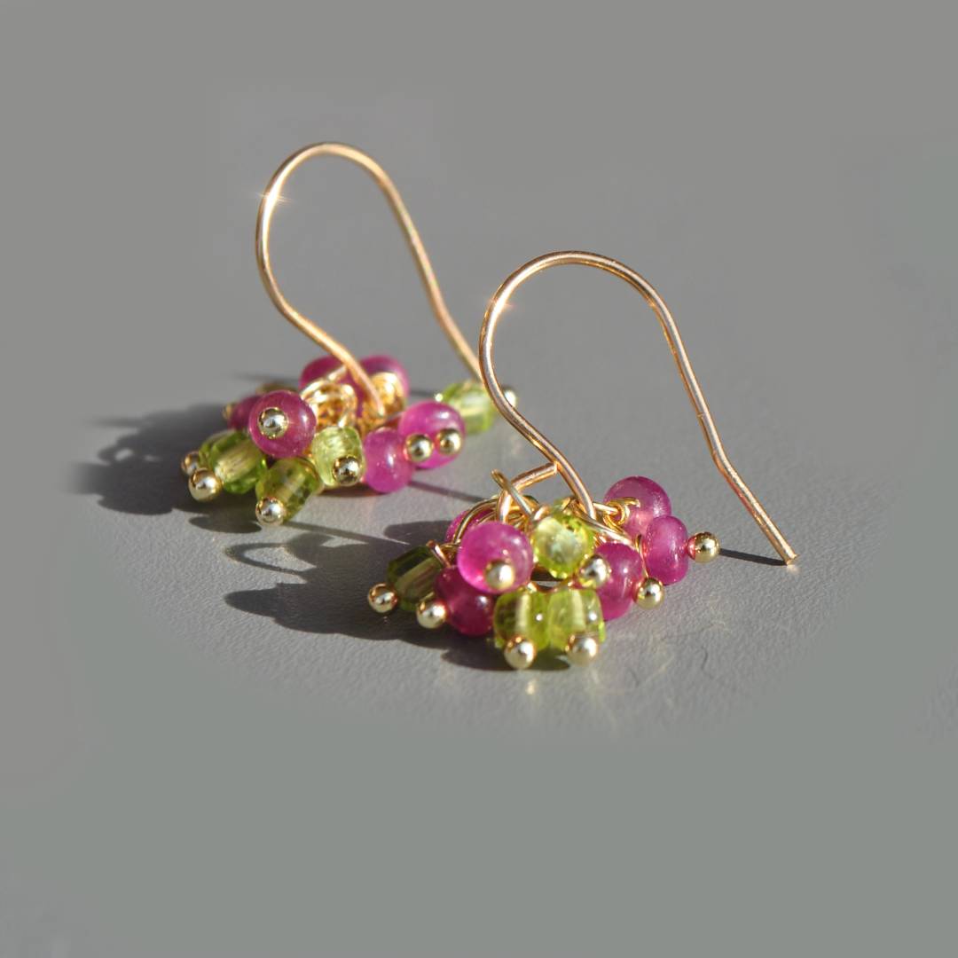 boucles doreilles grappes saphirs roses et Péridot
