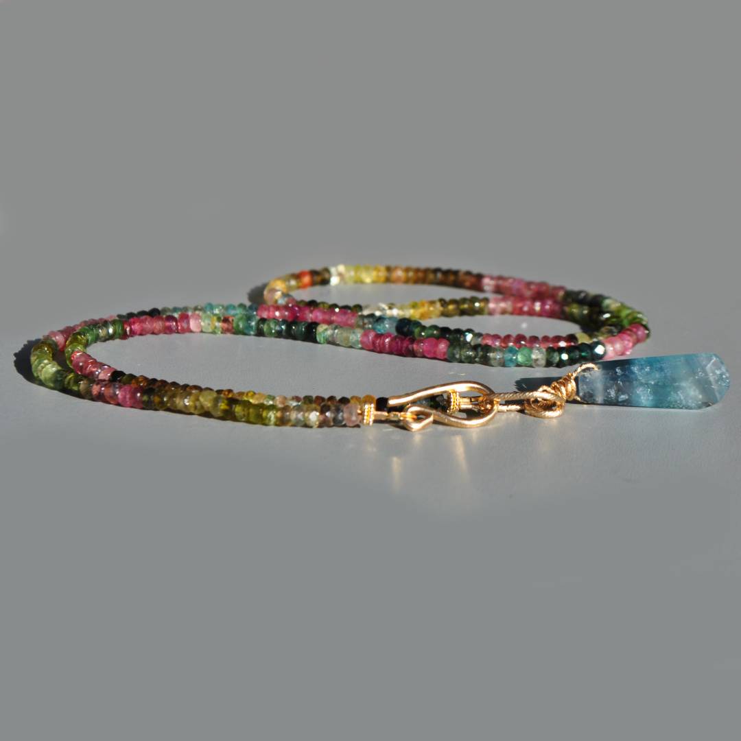 sautoir tourmaline multicolore pendentif fluorite bleue