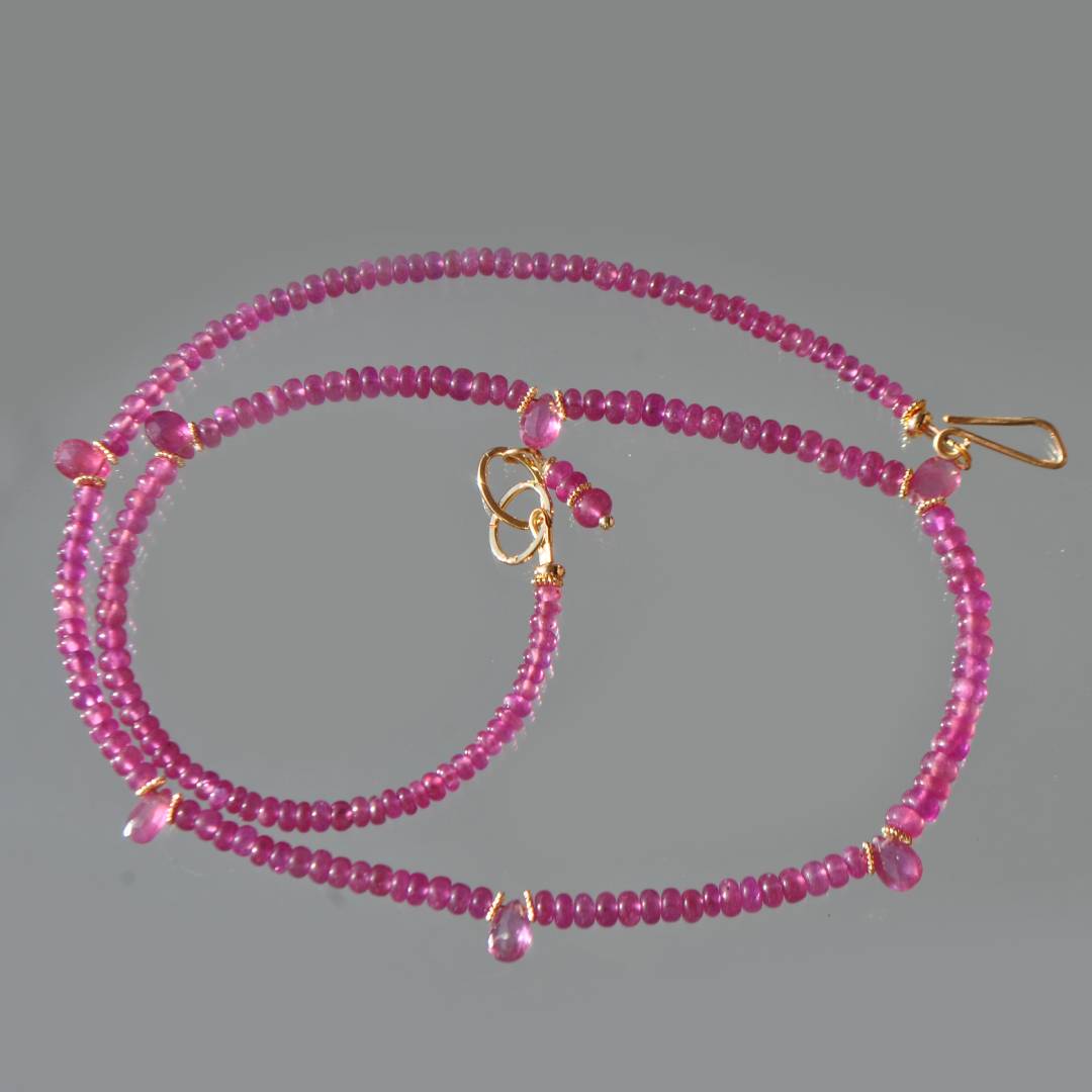 Collier saphir rose gouttes facettes