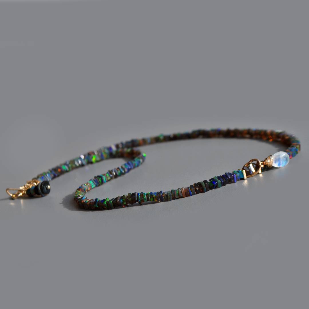 Collier opale noire heishi carré-2