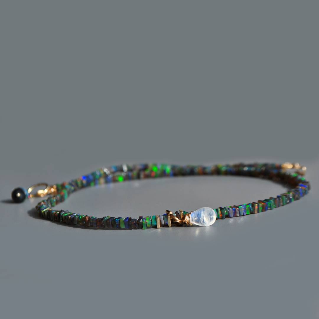 Collier opale noire heishi carré-3