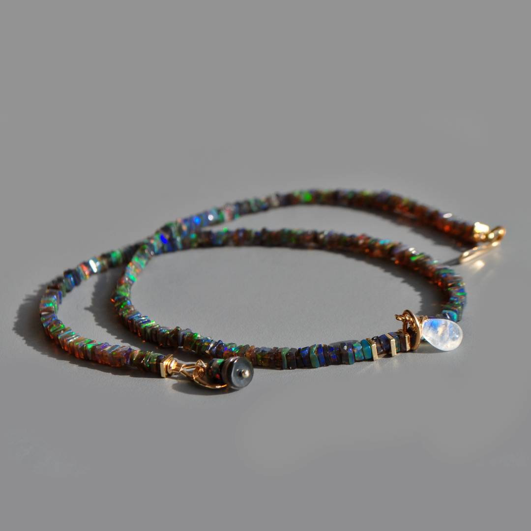 Collier opale noire heishi carré-8