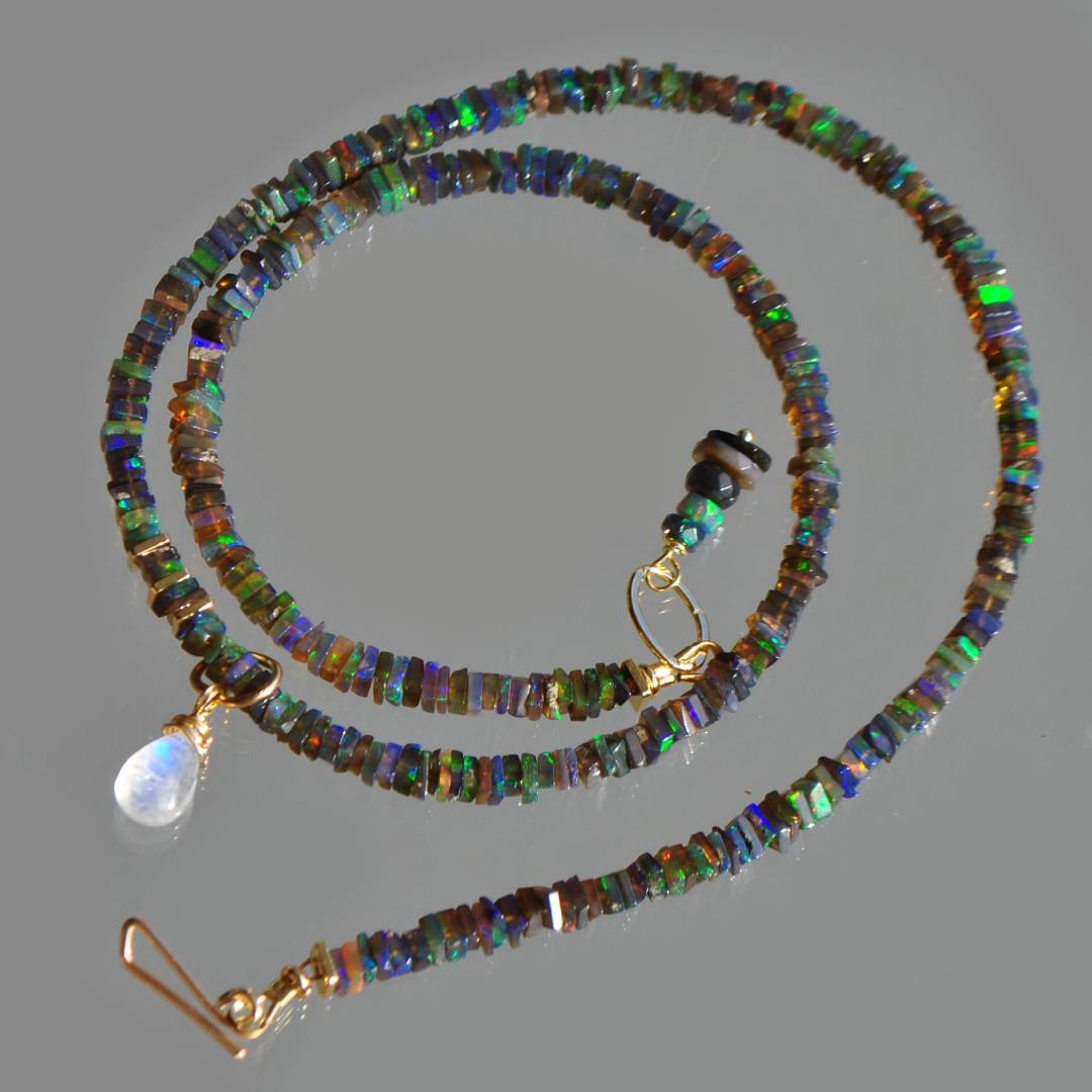 Collier opale noire heishi carré-9