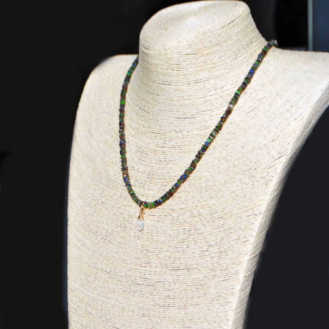 Collier opale noire heishi carré-A