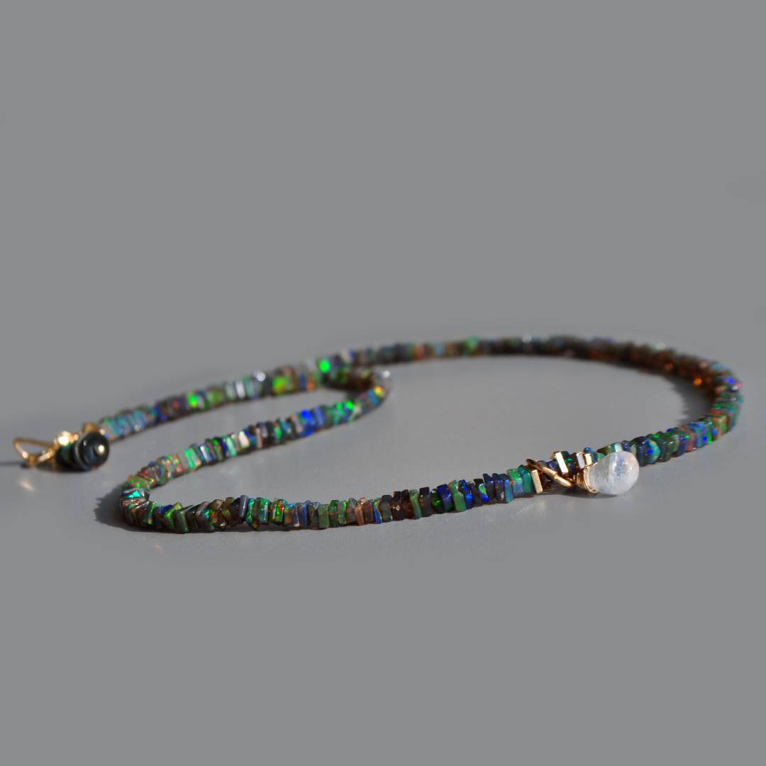 Collier opale noire heishi carré