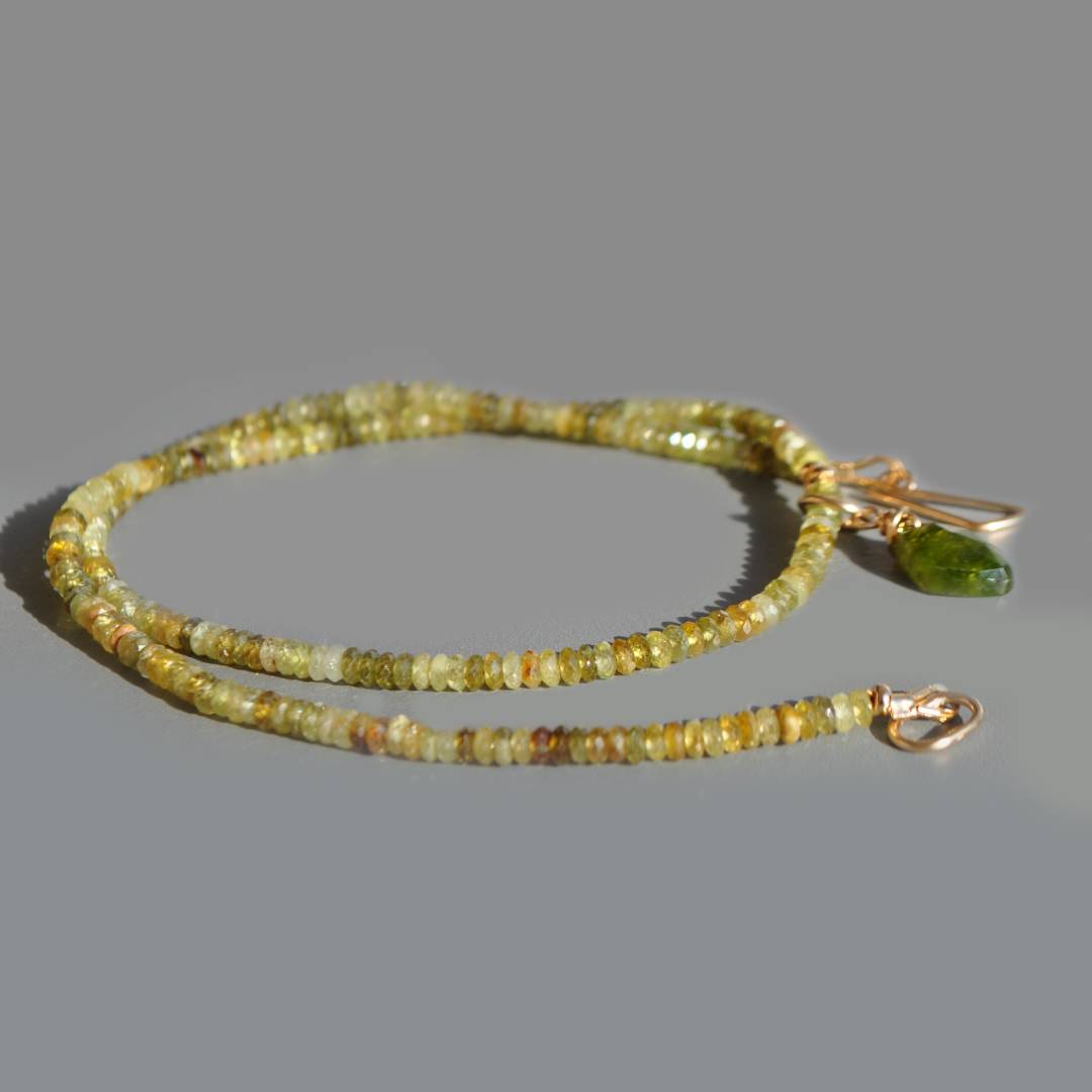 Collier pendentif en grenat vert grossulaire