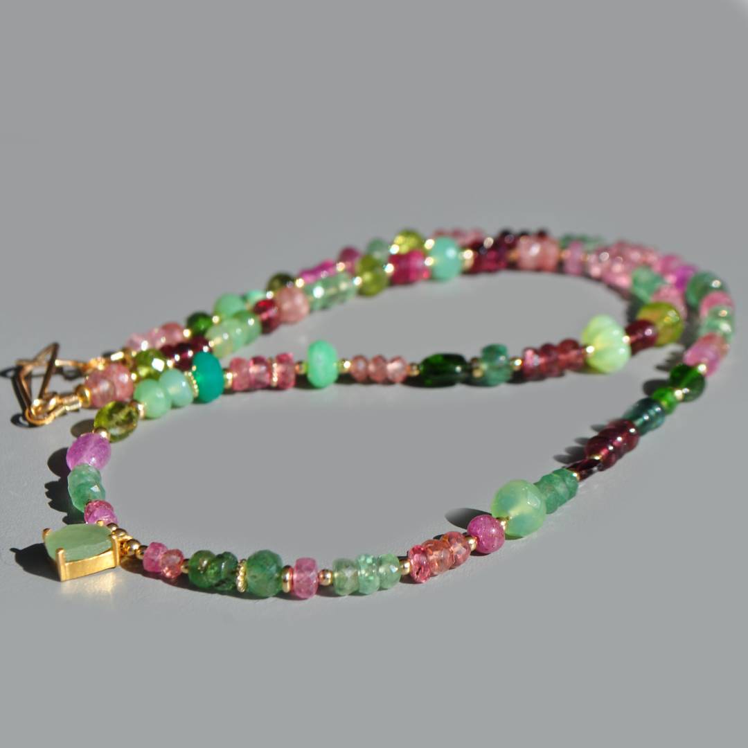 collier tourmaline rose et bleue, diopside, Chrysoprase, calcédoine, apatite, emeraude