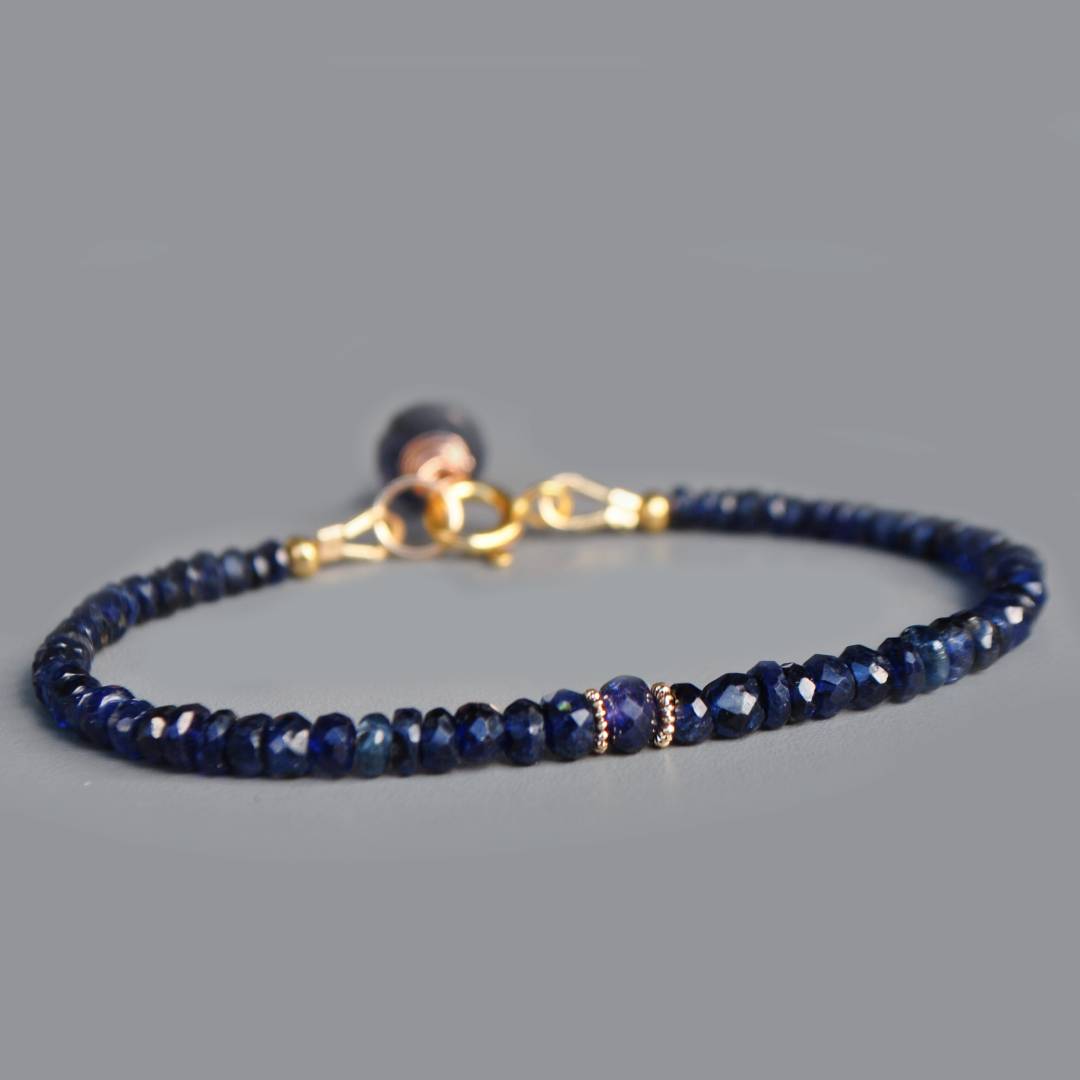bracelet saphir bleu Iolite charm