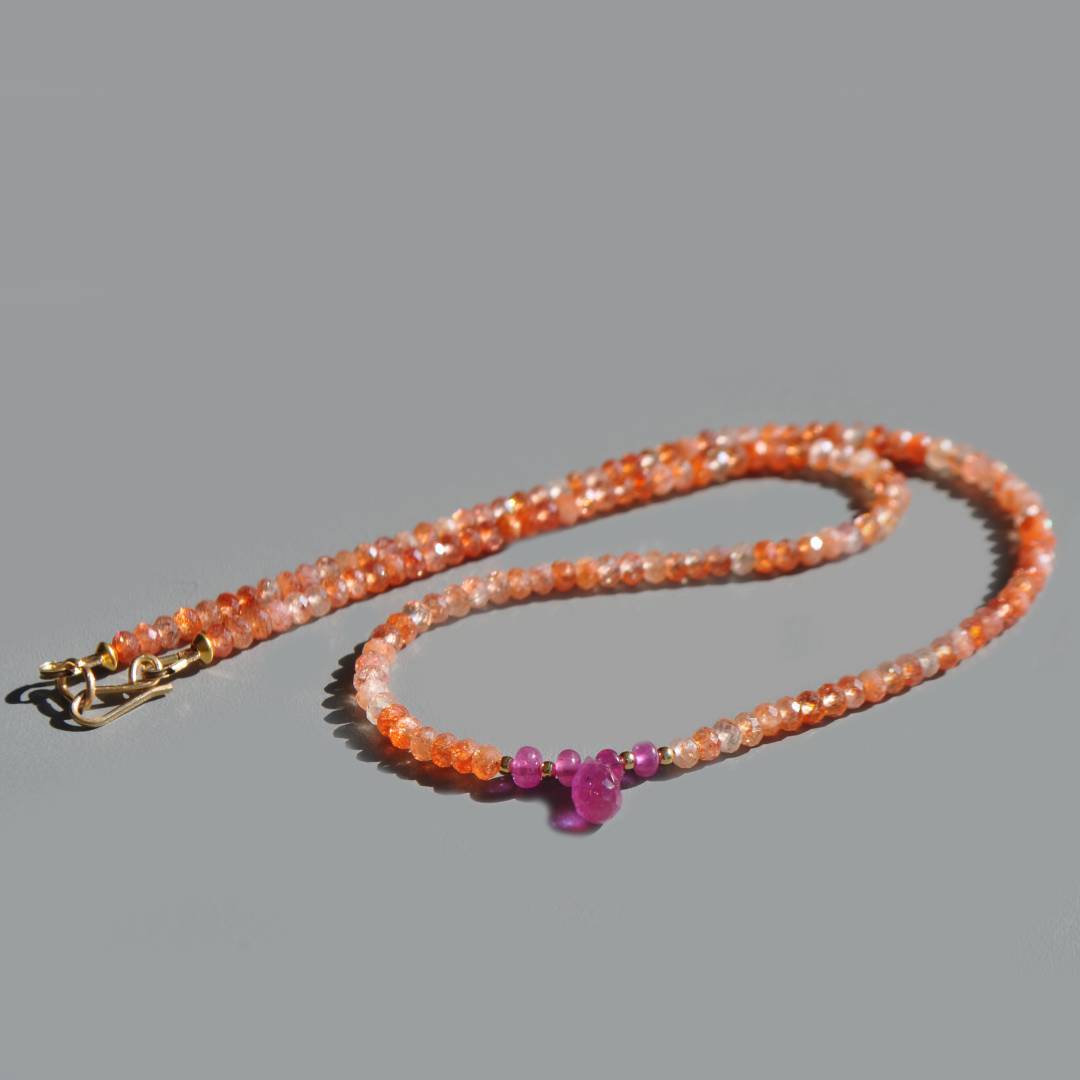 collier court pierre de soleil goutte de Saphir rose(1)