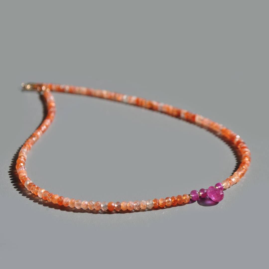 collier court pierre de soleil goutte de Saphir rose