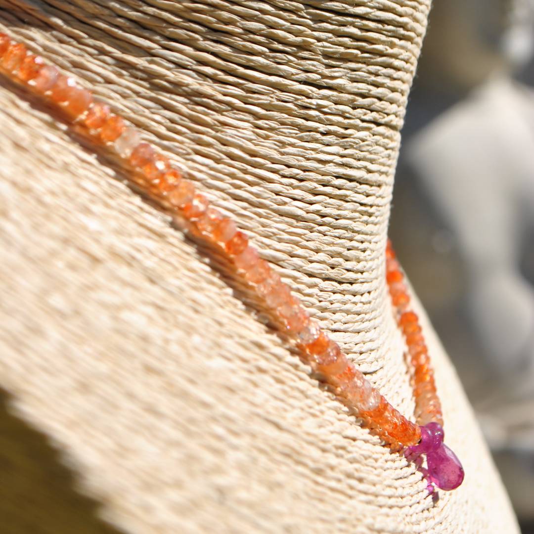 collier court pierre de soleil goutte de Saphir rose(4)