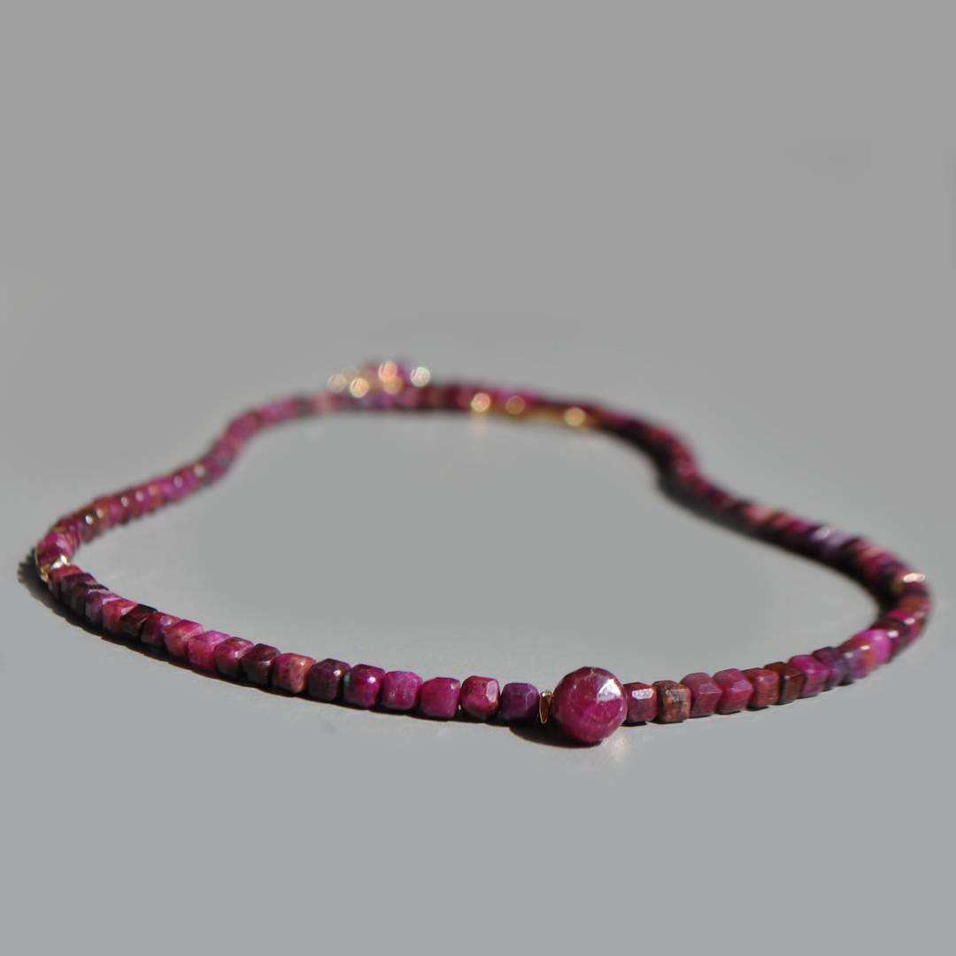 collier rubis goutte pierre taillée