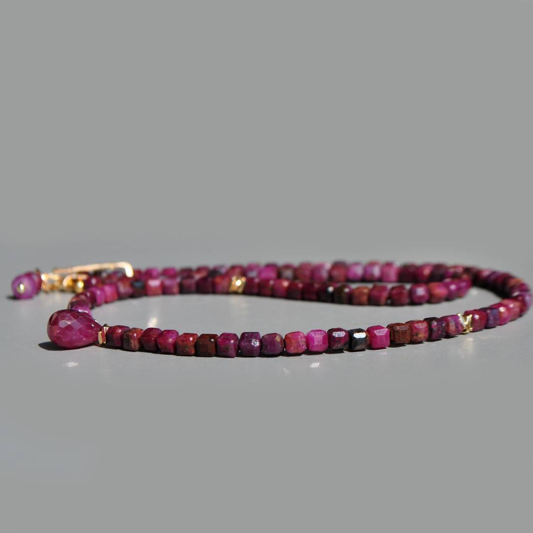 collier rubis goutte pierre taillée(2)