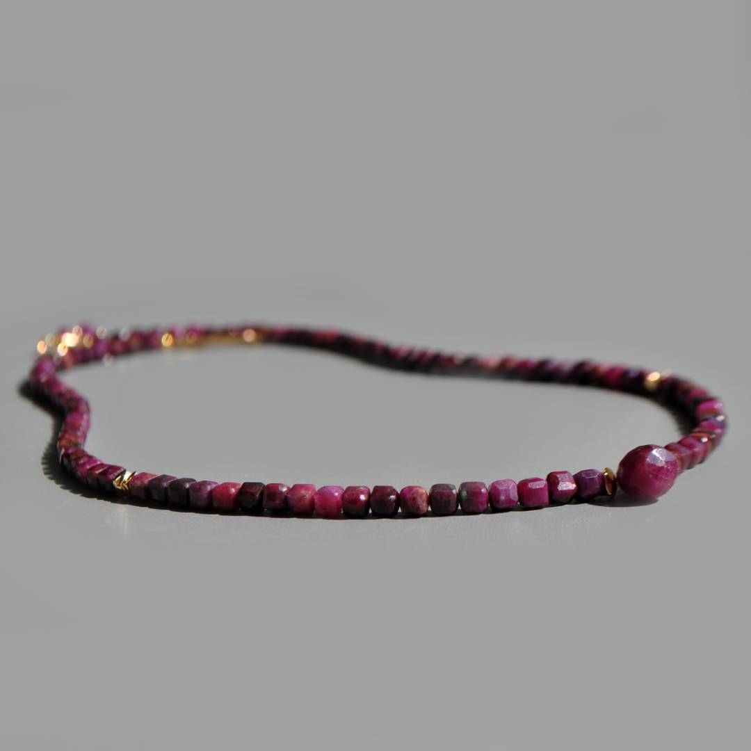 collier rubis goutte pierre taillée(1)
