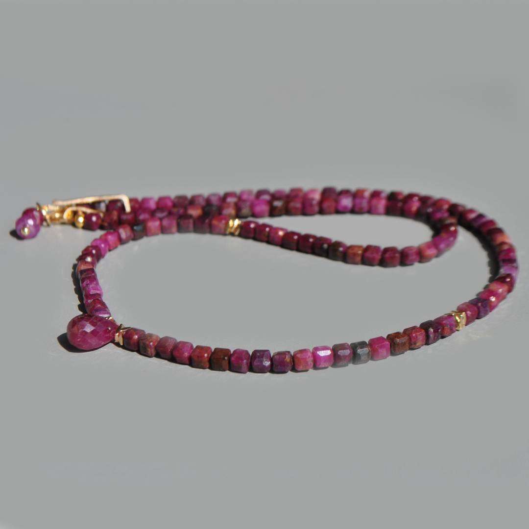 collier rubis goutte pierre taillée(3)
