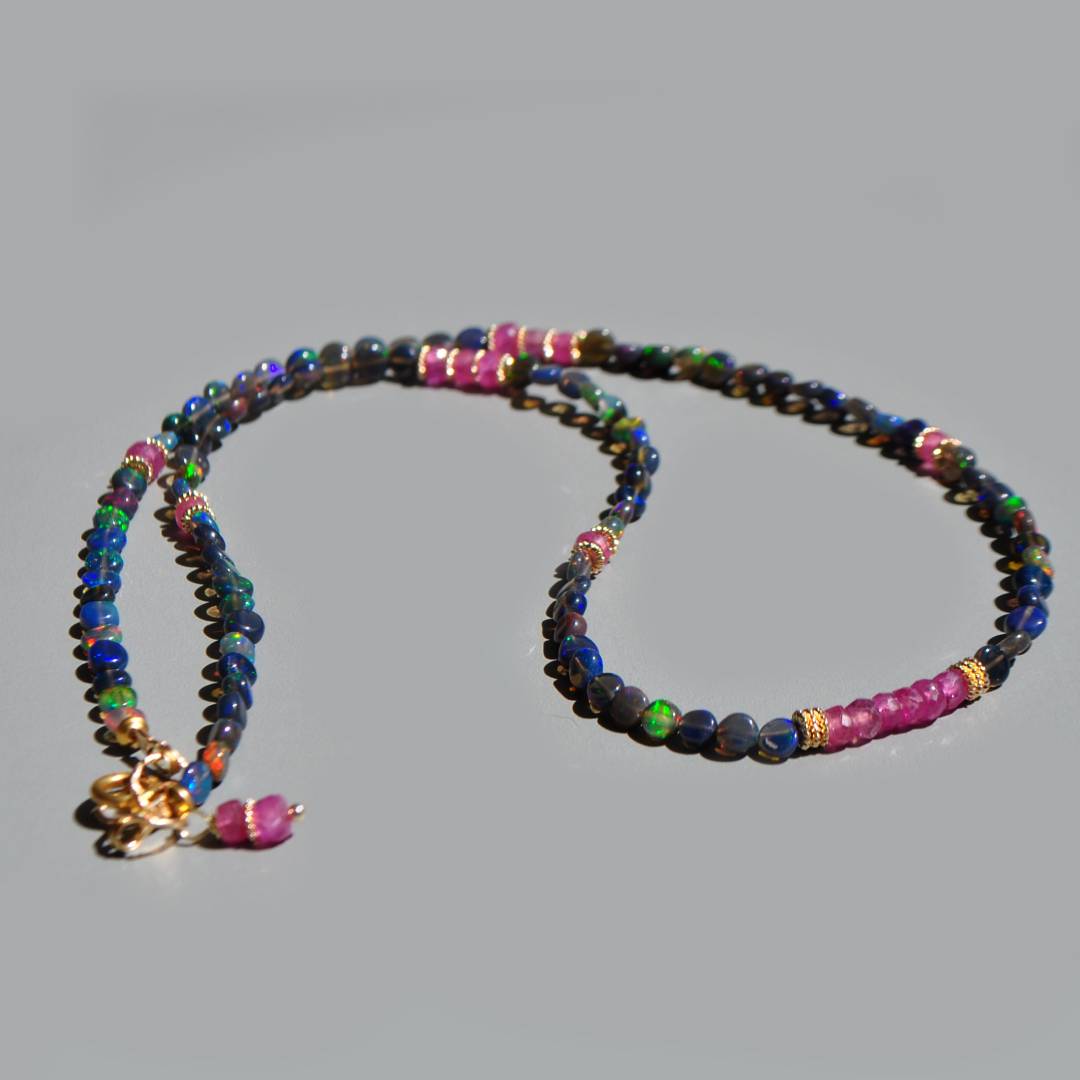 Collier opale noire saphir rose