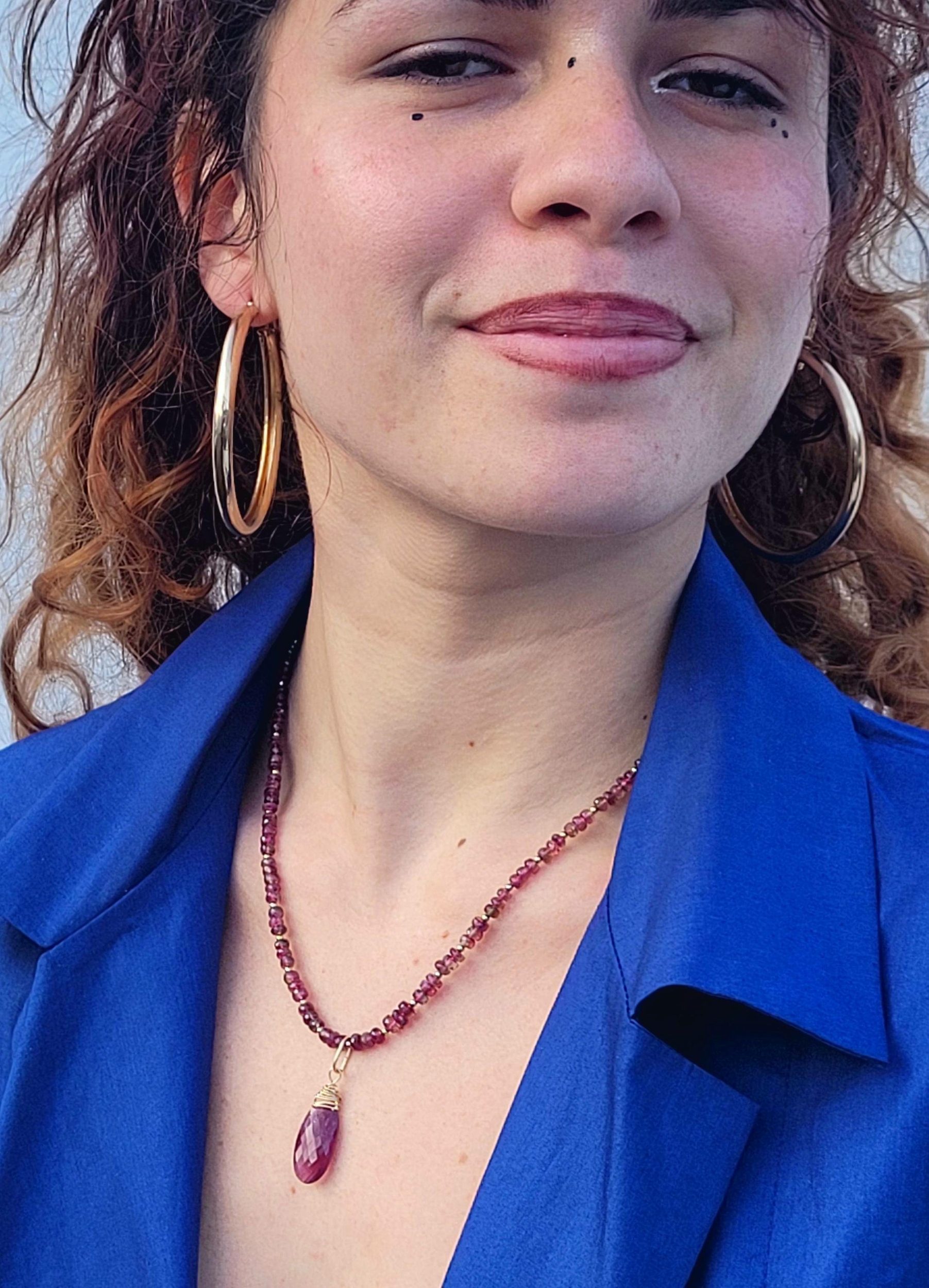 Elo collier long tourmaline rose et pendentif pierre taillée