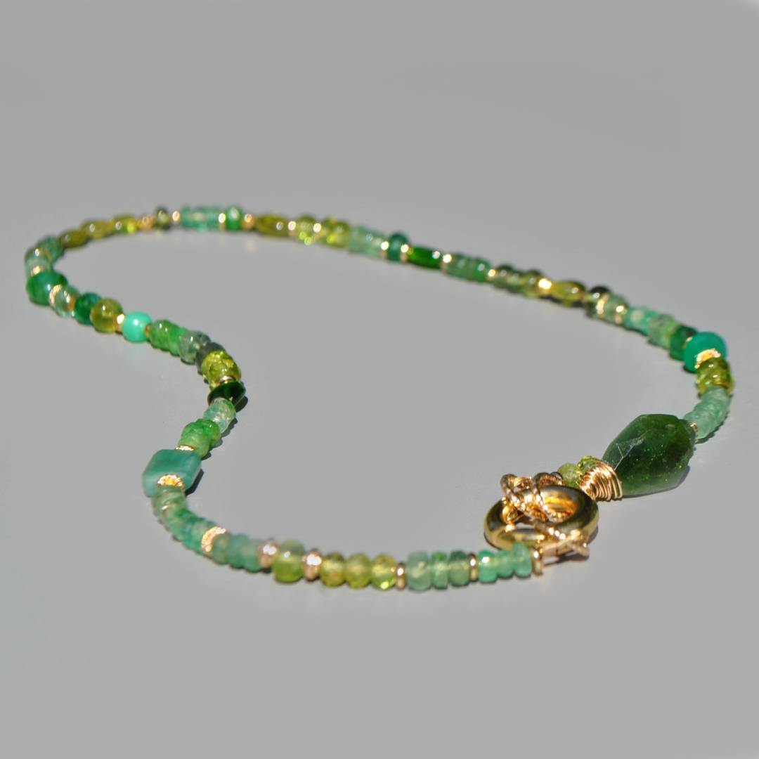 Collier Multi-pierres vertes gros anneau fermoir(1)