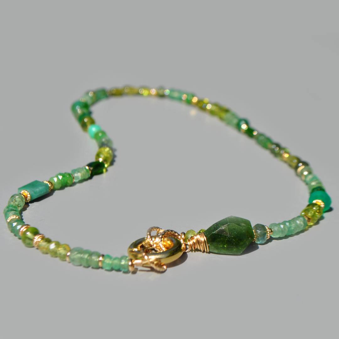 Collier Multi-pierres vertes gros anneau fermoir
