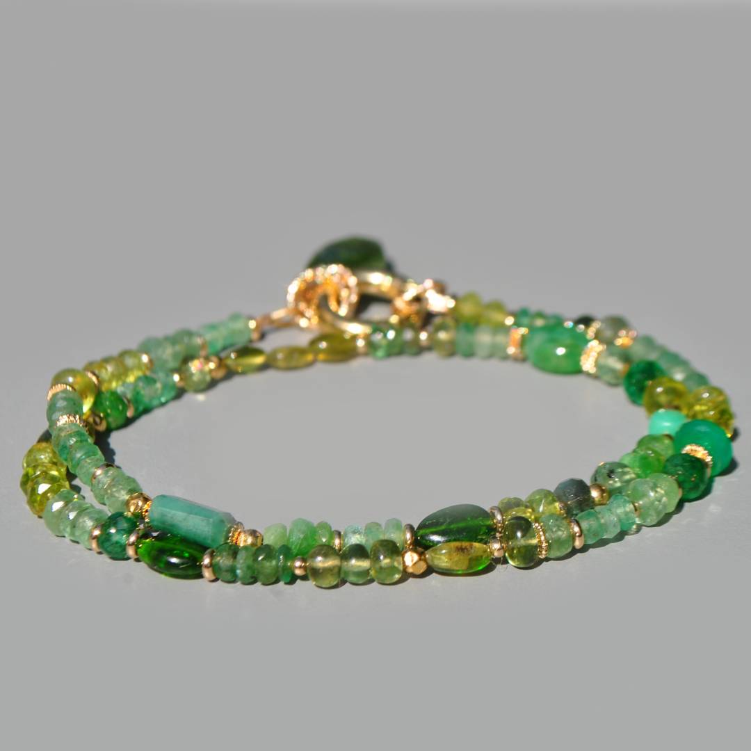 collier multipierres vertes anneau or